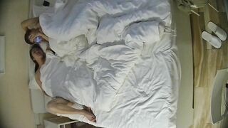 公寓酒店 12-15 少妇一边吃饭一边用脚摩挲男人鸡巴 饭没吃完就上了床 翘起的屁股 露出的阴毛 谁不硬3