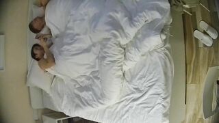 公寓酒店 12-15 少妇一边吃饭一边用脚摩挲男人鸡巴 饭没吃完就上了床 翘起的屁股 露出的阴毛 谁不硬3