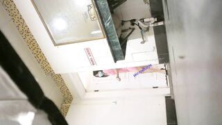 精品厕拍，坑神藏身女厕隔板缝连续偷拍多位美女小少妇方便，脸穴同框，有极品0