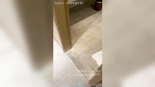 约炮大神长沙纹身哥《02年重度M属性美术老师》第一见被迫穿上情趣内衣掐住脖子后入，滴蜡，假阳具，调教，深喉