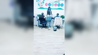 美女办公室【晚安樊樊】后面两个同事在上班她跳蛋胆子是真大