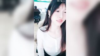 美女办公室【晚安樊樊】后面两个同事在上班她跳蛋胆子是真大0