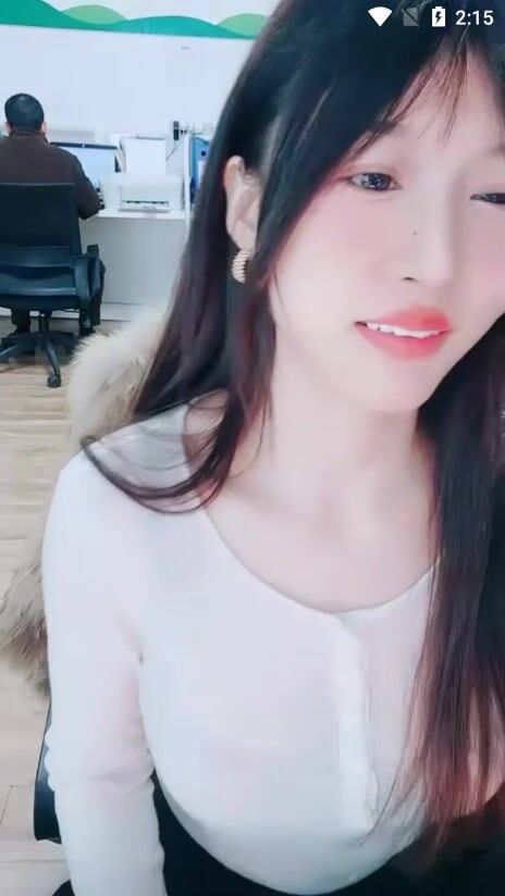 美女办公室【晚安樊樊】后面两个同事在上班她跳蛋胆子是真大0