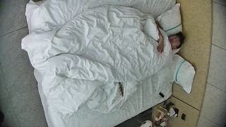 12-13新流出酒店偷拍 腰细腿长粉雕玉琢女友上位骑乘姿势超级风骚