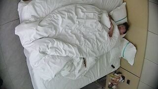 12-13新流出酒店偷拍 腰细腿长粉雕玉琢女友上位骑乘姿势超级风骚