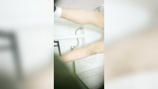 十二月电报收费群最新流出 高校女厕三视角 高清偷拍10个颜值美女学妹尿尿.1