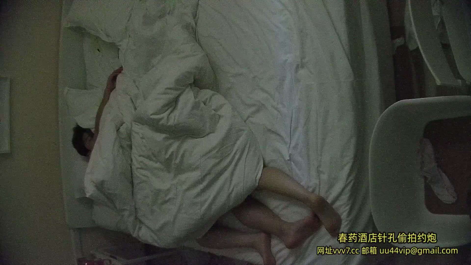 12-16流出酒店偷拍连续几天入住年轻情侣爱喝酒的呆萌美女宿醉未醒裸奔吵架崩溃大哭完整版7