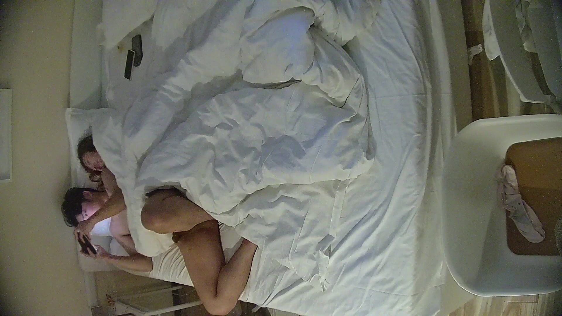 12-16流出酒店偷拍连续几天入住年轻情侣爱喝酒的呆萌美女宿醉未醒裸奔吵架崩溃大哭完整版8