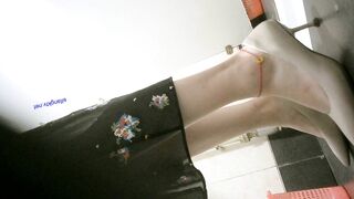 精品厕拍，坑神藏身女厕隔板缝连续偷拍多位美女小少妇方便，脸穴同框，有极品1