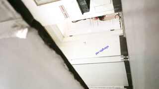 精品厕拍，坑神藏身女厕隔板缝连续偷拍多位美女小少妇方便，脸穴同框，有极品00