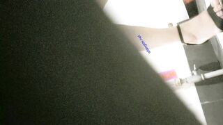 精品厕拍，坑神藏身女厕隔板缝连续偷拍多位美女小少妇方便，脸穴同框，有极品00