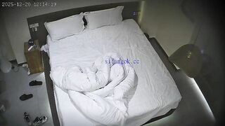 12-20流出酒店上帝视角偷拍 身材苗条的美女被年轻小伙后入床边前操搞完妹子去洗澡拿她的内裤套头0