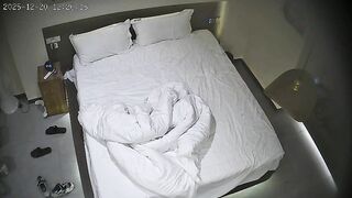 12-20流出酒店上帝视角偷拍 身材苗条的美女被年轻小伙后入床边前操搞完妹子去洗澡拿她的内裤套头0