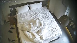 12-20流出酒店上帝视角偷拍 身材苗条的美女被年轻小伙后入床边前操搞完妹子去洗澡拿她的内裤套头0