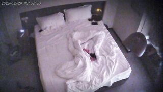 12-20流出酒店上帝视角偷拍 身材苗条的美女被年轻小伙后入床边前操搞完妹子去洗澡拿她的内裤套头上.