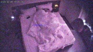 12-20流出酒店上帝视角偷拍 身材苗条的美女被年轻小伙后入床边前操搞完妹子去洗澡拿她的内裤套头上.