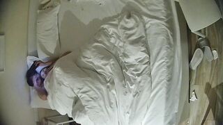 12-16流出酒店偷拍连续几天入住年轻情侣爱喝酒的呆萌美女宿醉未醒裸奔吵架崩溃大哭完整版10