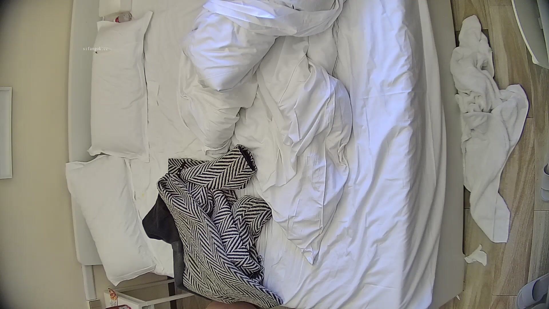 12-16流出酒店偷拍连续几天入住年轻情侣爱喝酒的呆萌美女宿醉未醒裸奔吵架崩溃大哭完整版10