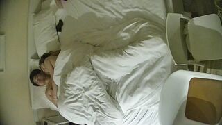 12-16流出酒店偷拍连续几天入住年轻情侣爱喝酒的呆萌美女宿醉未醒裸奔吵架崩溃大哭完整版0