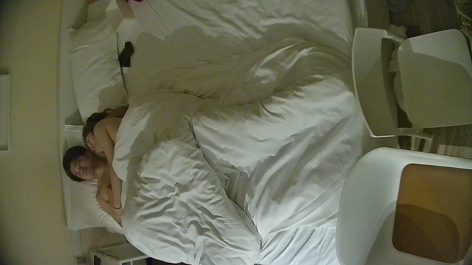 12-16流出酒店偷拍连续几天入住年轻情侣爱喝酒的呆萌美女宿醉未醒裸奔吵架崩溃大哭完整版0