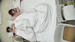 12-16流出酒店偷拍连续几天入住年轻情侣爱喝酒的呆萌美女宿醉未醒裸奔吵架崩溃大哭完整版19