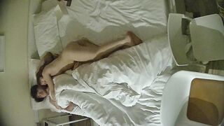 12-16流出酒店偷拍连续几天入住年轻情侣爱喝酒的呆萌美女宿醉未醒裸奔吵架崩溃大哭完整版19