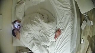 12-16流出酒店偷拍连续几天入住年轻情侣爱喝酒的呆萌美女宿醉未醒裸奔吵架崩溃大哭完整版18