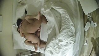 12-16流出酒店偷拍连续几天入住年轻情侣爱喝酒的呆萌美女宿醉未醒裸奔吵架崩溃大哭完整版18