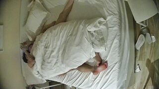 12-16流出酒店偷拍连续几天入住年轻情侣爱喝酒的呆萌美女宿醉未醒裸奔吵架崩溃大哭完整版18