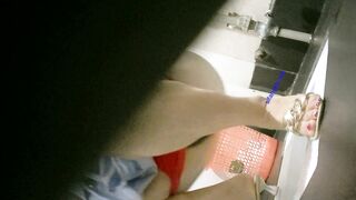 精品厕拍，坑神藏身女厕隔板缝连续偷拍多位美女小少妇方便，脸穴同框，有极品10