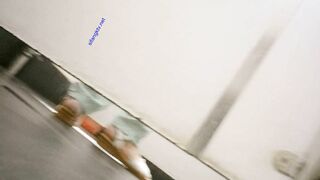 精品厕拍，坑神藏身女厕隔板缝连续偷拍多位美女小少妇方便，脸穴同框，有极品10