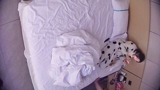 12-13新流出酒店偷拍 腰细腿长粉雕玉琢女友上位骑乘姿势超级风骚00