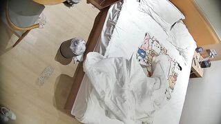 12-21流出酒店偷拍 可爱婴儿肥甜妹进入房间就勤快的铺好垫子准备挨屌健壮男友临走试戴文胸