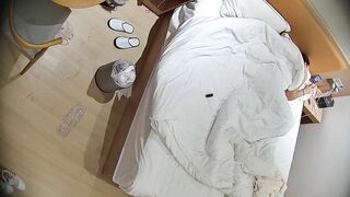 12-21流出酒店偷拍 可爱婴儿肥甜妹进入房间就勤快的铺好垫子准备挨屌健壮男友临走试戴文胸