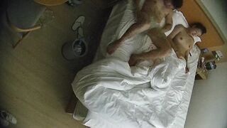 12-21流出酒店偷拍 可爱婴儿肥甜妹进入房间就勤快的铺好垫子准备挨屌健壮男友临走试戴文胸1