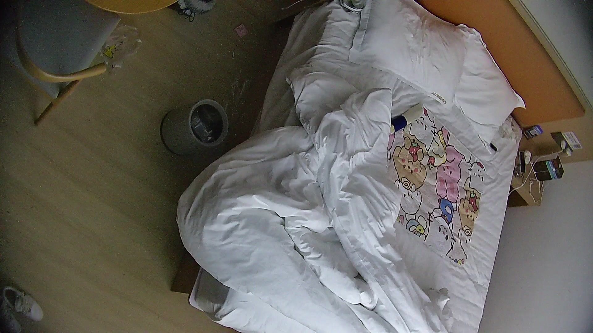 12-21流出酒店偷拍 可爱婴儿肥甜妹进入房间就勤快的铺好垫子准备挨屌健壮男友临走试戴文胸1