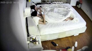 12-23流出酒店偷拍 连续三天入住的年轻情侣甜美白嫩女友吃不够总想拽开男友内裤上位操0