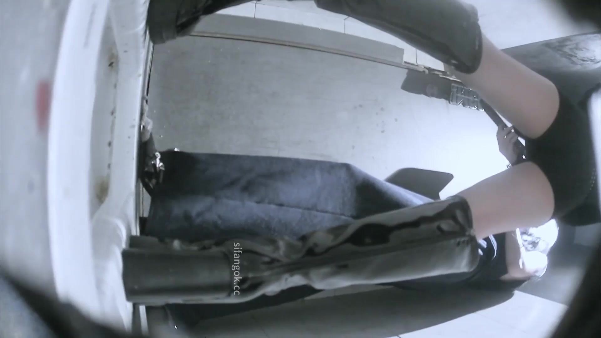 -十二月最新流出 夜总会酒吧女厕后拍各种黑丝高跟 增高鞋美女喝多了扣喉呕吐.