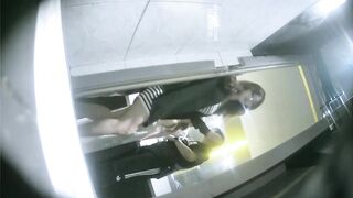 十二月流出新系列❤️夜总会酒吧女厕后拍各种黑丝高跟 美女如云闺蜜憋不住面对面蹲着一块尿