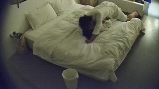 大学城 12-24 饥渴的学生情侣提前出来开房过平安夜 吃Apple要挨炮 进来没有多余的动作 洗澡操逼0