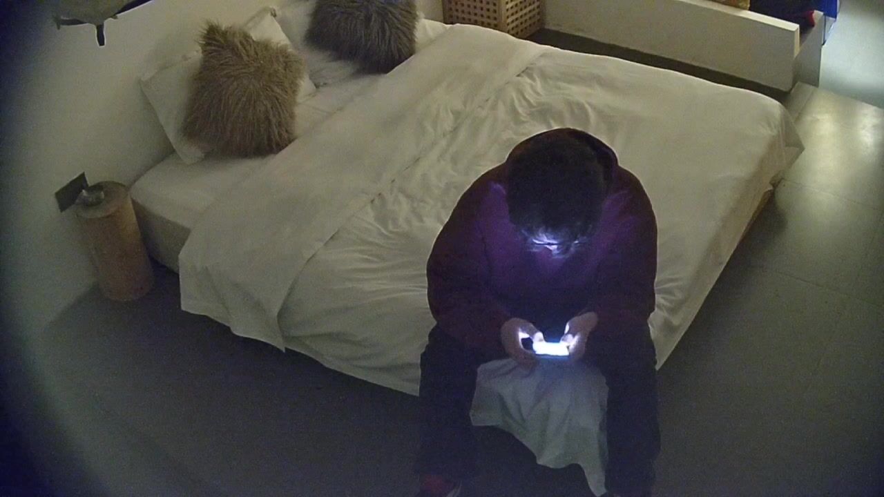 大学城 12-24 饥渴的学生情侣提前出来开房过平安夜 吃Apple要挨炮 进来没有多余的动作 洗澡操逼0