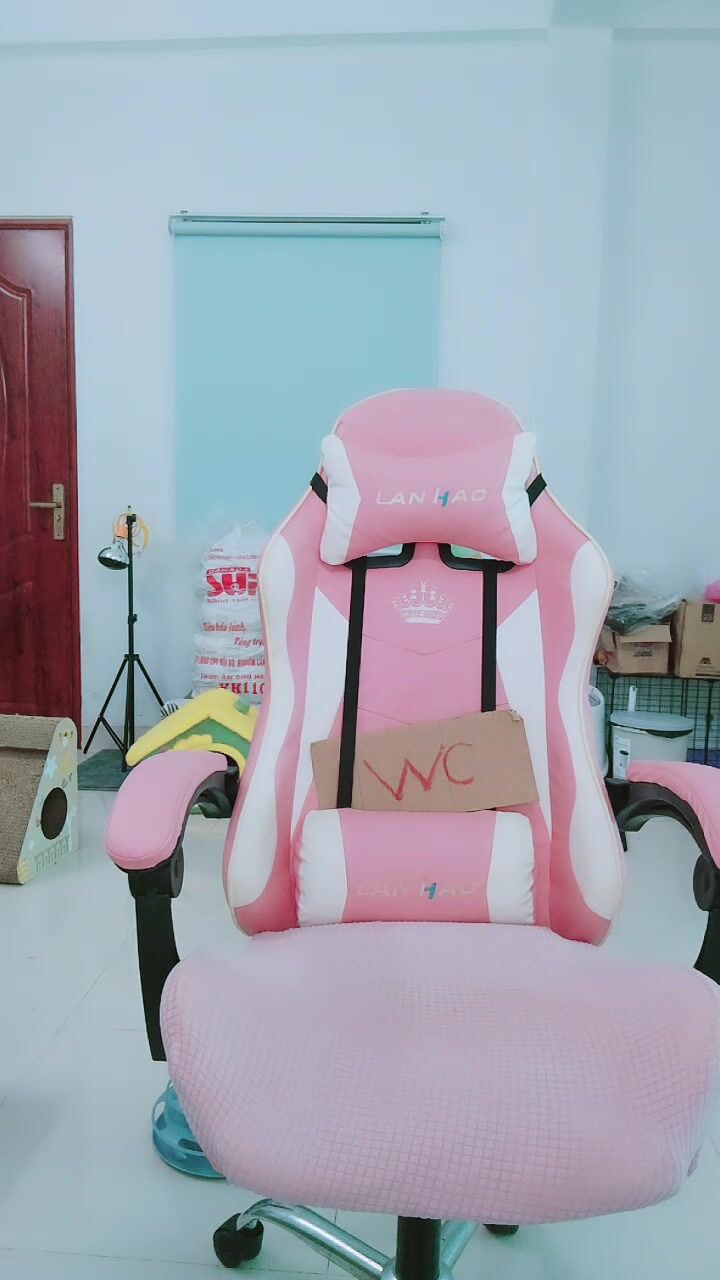 小雪在等你清纯甜美顶级肥臀 ，撩起裙子跪着翘屁股 ，圆润美臀看着真想后入 ，揉捏白嫩奶子非常诱惑