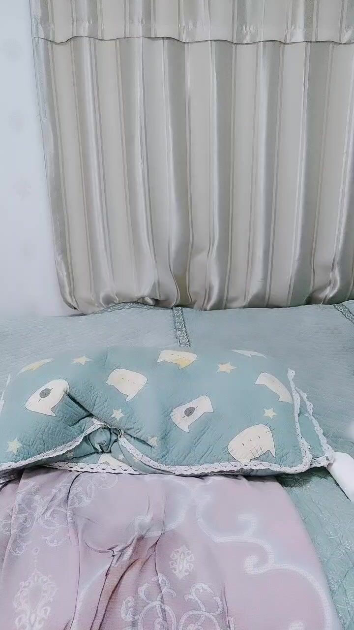 蝴蝶逼欲望小野猫全程露脸激情大秀，丝袜情趣掰开骚穴给狼友看特写，大号按摩棒摩擦阴蒂看淫水流出真刺激