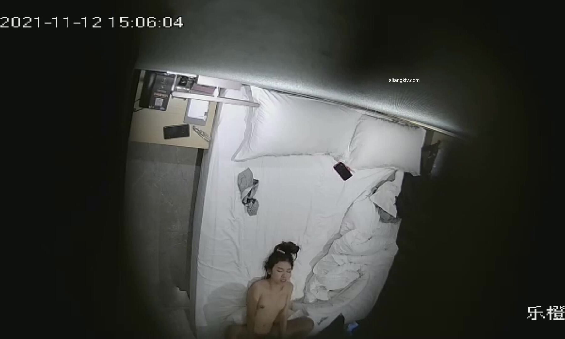 2021-11-13最新流出乐橙酒店摄像头上帝视角 高清偷拍大学生情侣周末开房过夜干了两次