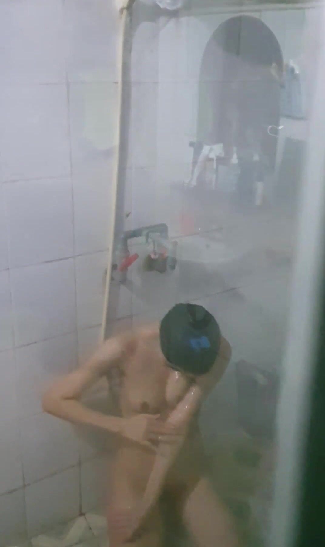 听到隔壁出租屋浴室传来潺潺流水声偷偷爬上墙头偷窥邻居小妹洗澡