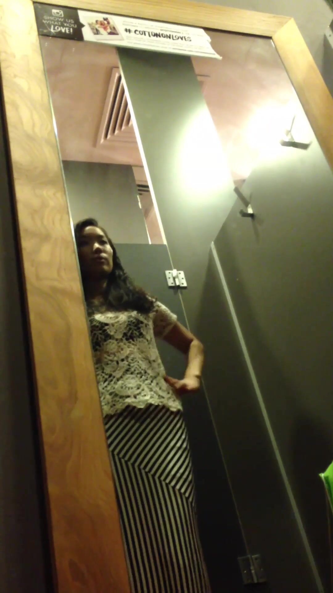 商场女性内衣服饰专卖店试衣间全景偸拍妹子试衣基本都是年轻姑娘大长腿漂亮美女小内内出现骆驼趾很肥一线天5 (29)