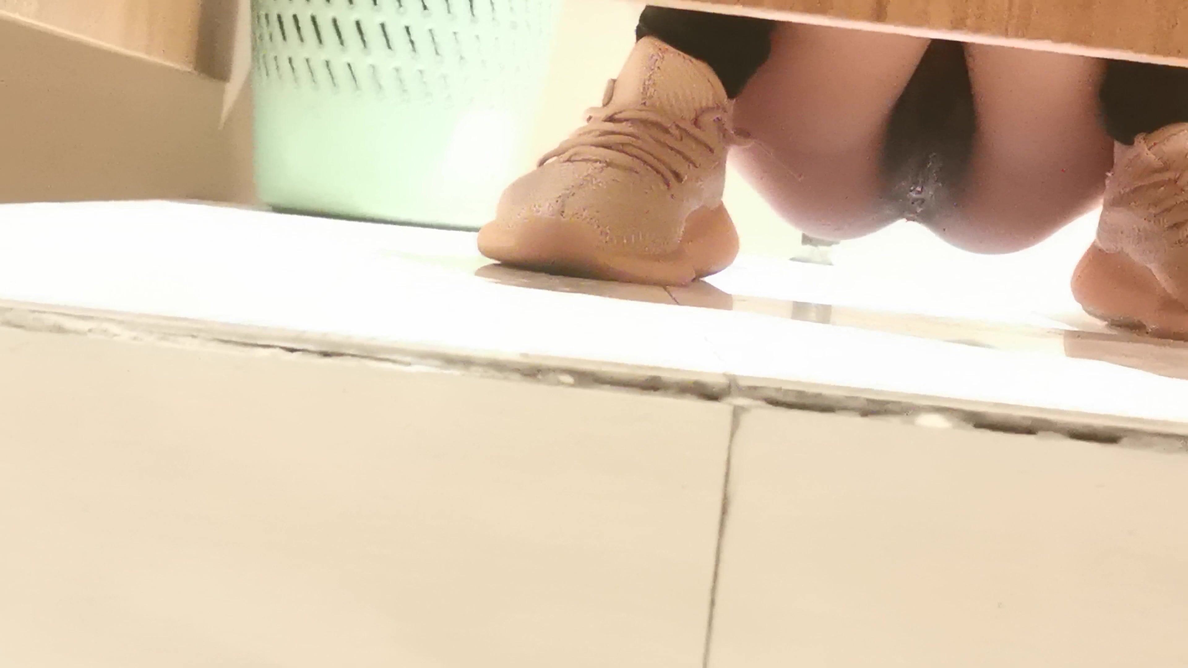 网购偷拍设备潜入单位女厕偷拍两个漂亮眼镜女同事尿尿4K高清版