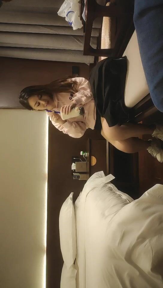 2021-11-13 天美传媒工作室约卫衣小少妇，揉捏奶子吸吮，张开双腿一顿舔逼，大屁股骑乘抽插，被发现扒套