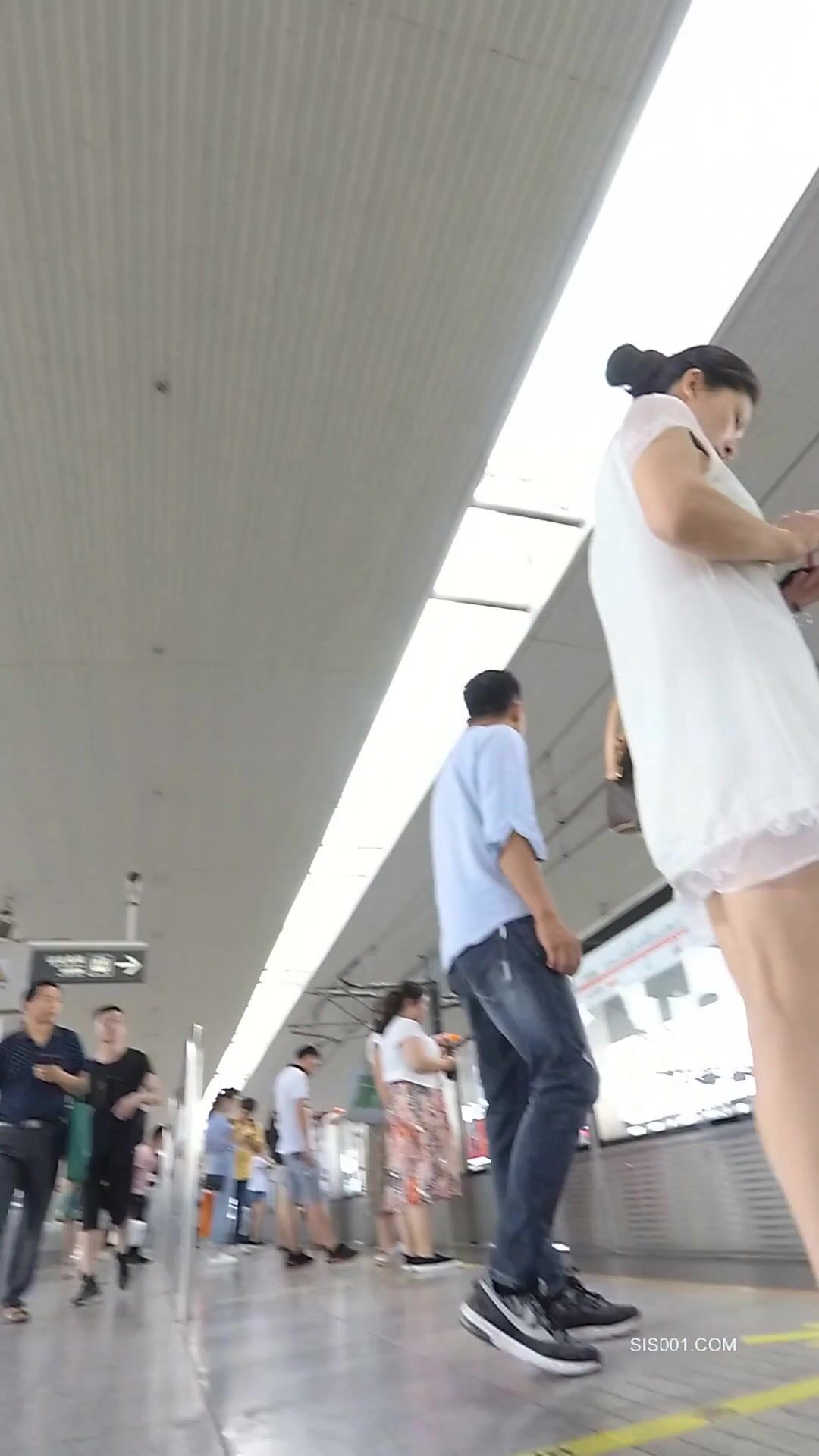 地铁站抄底身材高挑不穿安全裤美熟妇 透过透明蕾丝清晰看到骚穴和逼毛 几次碰到镜头刺激 高清原档