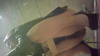 KTV女厕偷拍长的有点像关晓彤的高跟美女 便秘拉不出来很难受